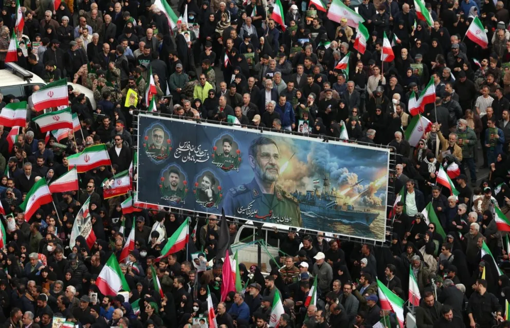 Iraníes participan en el funeral del comandante de la Armada de los Cuerpos de la Guardia Revolucionaria Islámica (IRGC), Alireza Tangsiri, en la Plaza Enghelab de Teherán, Irán, el 1 de abril de 2026. Foto: EFE 