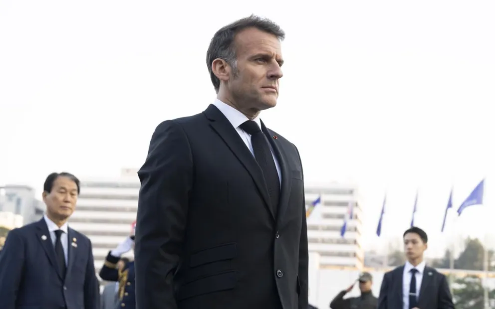 El presidente francés, Emmanuel Macron, rinde homenaje a las víctimas de la Guerra de Corea durante su visita al monumento conmemorativo de guerra en Seúl. Macron se encuentra de visita de Estado en Corea del Sur. Foto: EFE