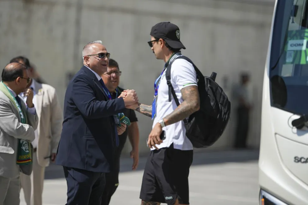 Costa (izq.) saluda a Viscarra previo al partido con Surinam en Monterrey. Foto: APG.