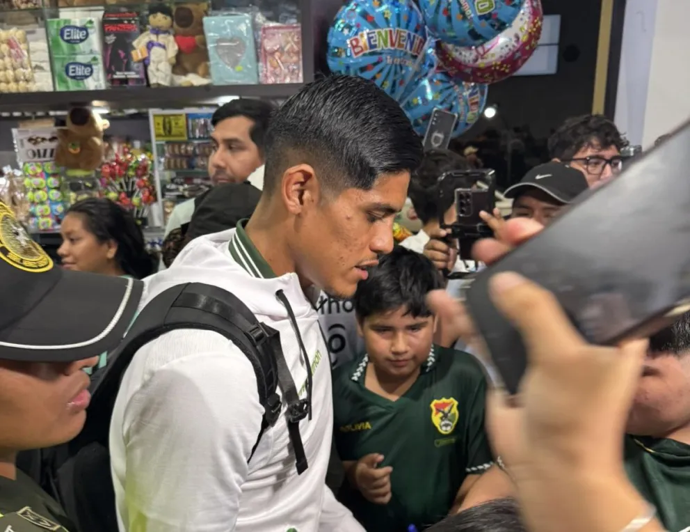 Fernando Nava recibe el cariño de la gente. Foto: Dosis de Fútbol.
