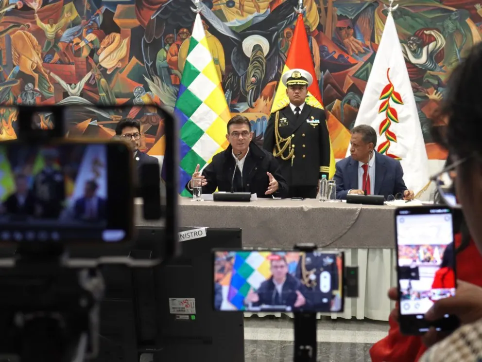 El presidente Rodrigo Paz y ministros aseguran que encontraron el origen del combustible de mala calidad. Foto: Gobierno 