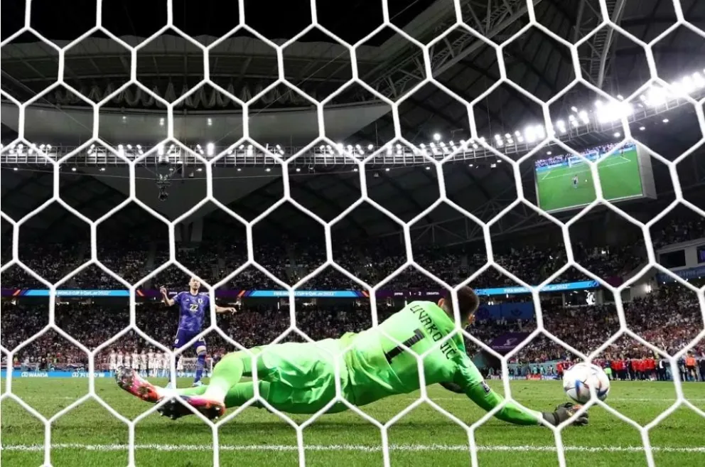 El croata Livakovic para el penal a un jugador de Japón. Foto: FIFA.
