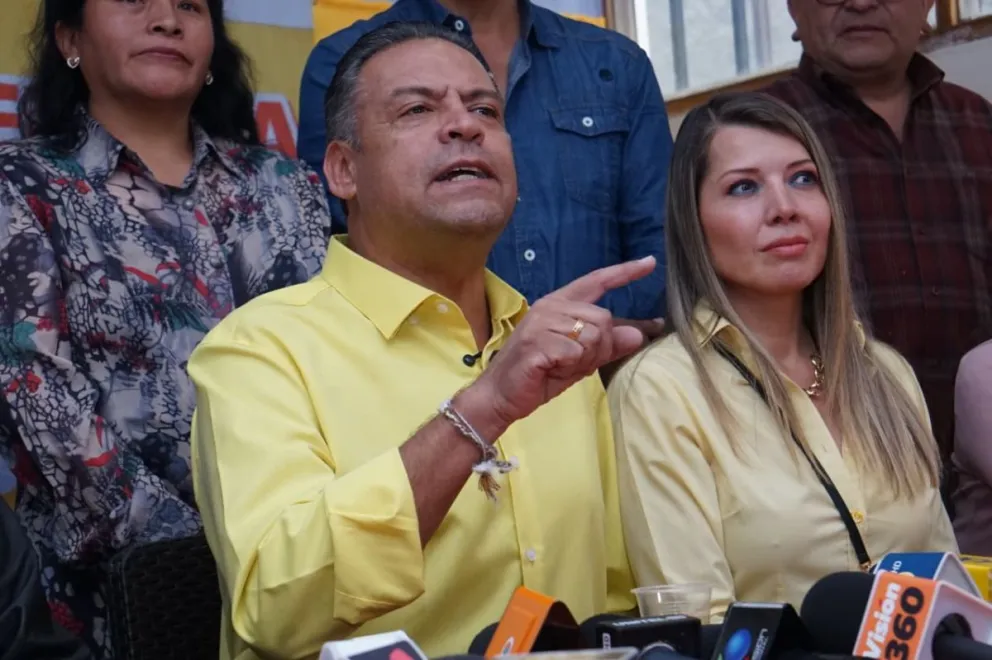 El candidato a la gobernación Luis Revilla en conferencia de prensa. Foto: APG