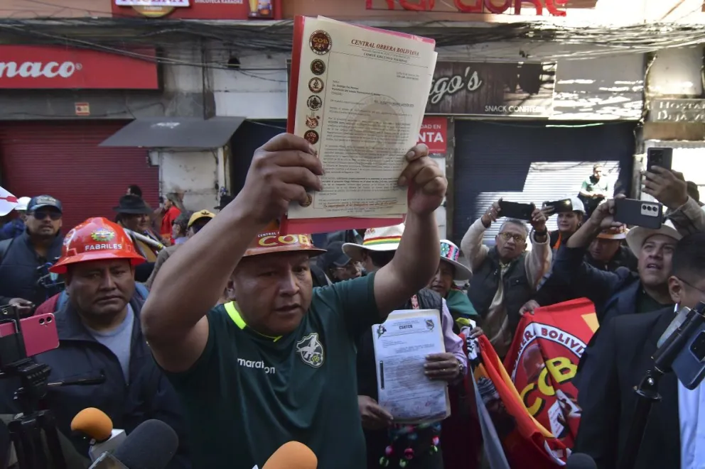 Argollo, ejecutivo de la COB, muestra el pliego petitorio. Foto: APG 