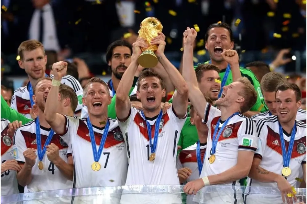 Klose levanta el trofeo de campeón en el Mundial de Brasil 2014. Foto: FIFA.