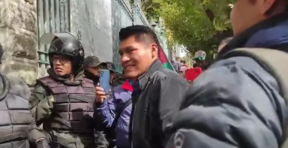 El candidato Yahuasi llegó nuevamente a la vigilia instalada en el TSE. Foto: Captura de video