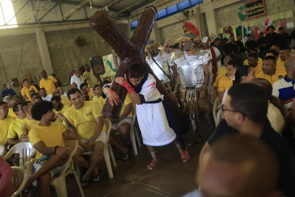 Eduardo Ruíz (c), un privado de libertad de 29 años, representa a Jesús durante la obra de teatro 'Camino del Calvario' este miércoles, en la cárcel La Mega Joya en Ciudad de Panamá (Panamá). Foto: EFE