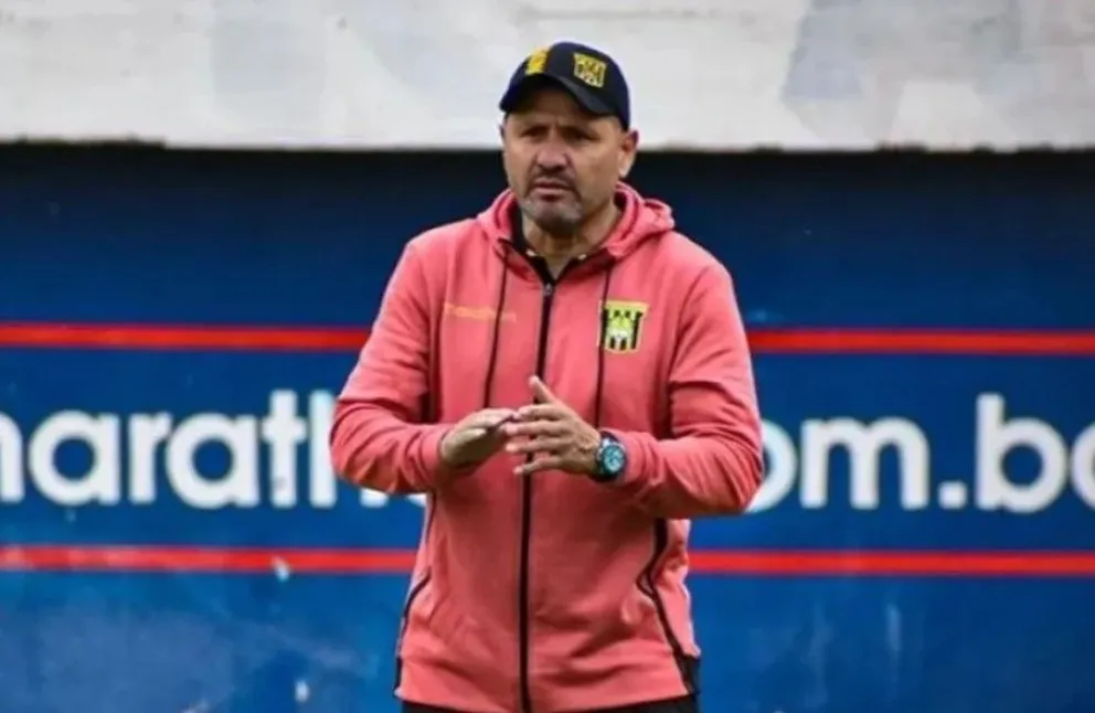 Juan Carlos Paz García dirige un entrenamiento del primer plantel del Tigre. Foto: Club The Strongest