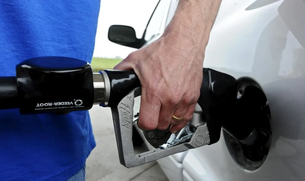Imagen de archivo de un hombre repostando combustible en una estación Chevron, en Dallas, Texas, Estados Unidos. Foto: EFE