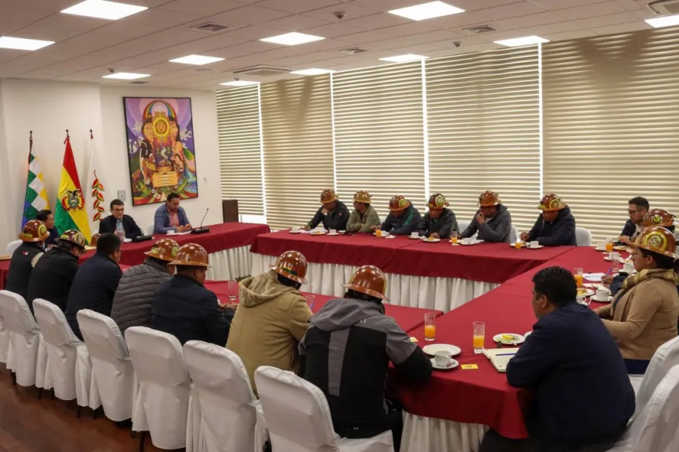 El presidente, Rodrigo Paz, se reunión con la Federación Departamental de Cooperativas Mineras de La Paz (Fedecomin). Foto: Facebook Rodrigo Paz