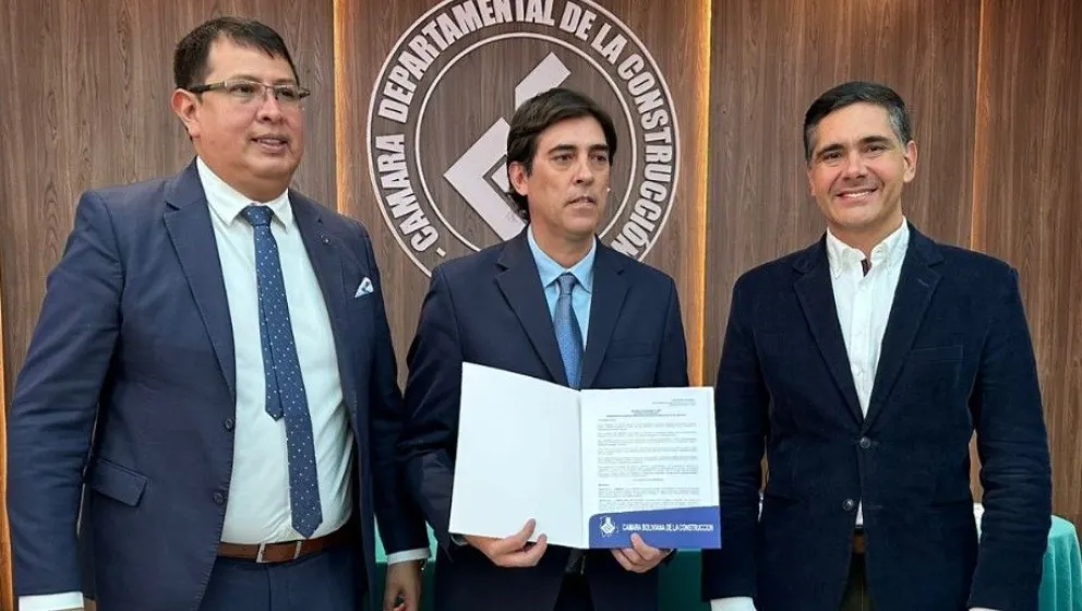 Autoridades del Gobierno y representantes del sector de la construcción. Foto: MDPRyA.