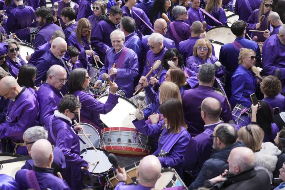 Miles de tambores y bombos rompen el silencio en la localidad turolense de Calanda (Teruel, España), este Viernes Santo. EFE/ Antonio García
