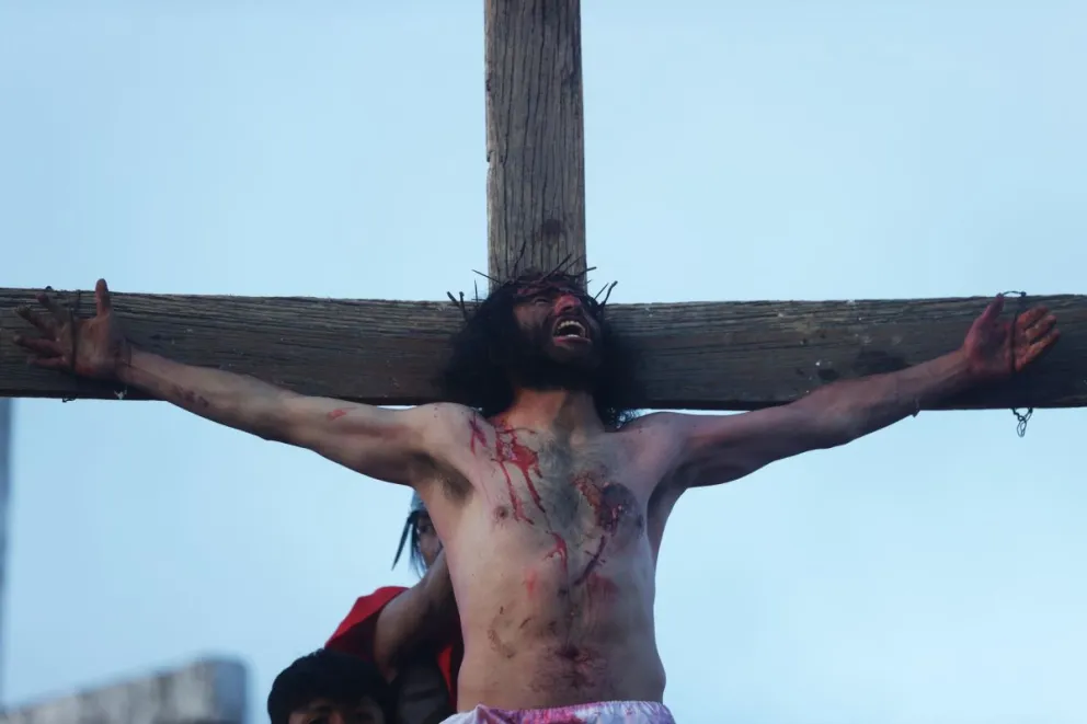 Una persona participa en una actividad religiosa recreando la Pasión de Jesucristo este viernes, en La Paz (Bolivia). EFE/ Luis Gandarillas