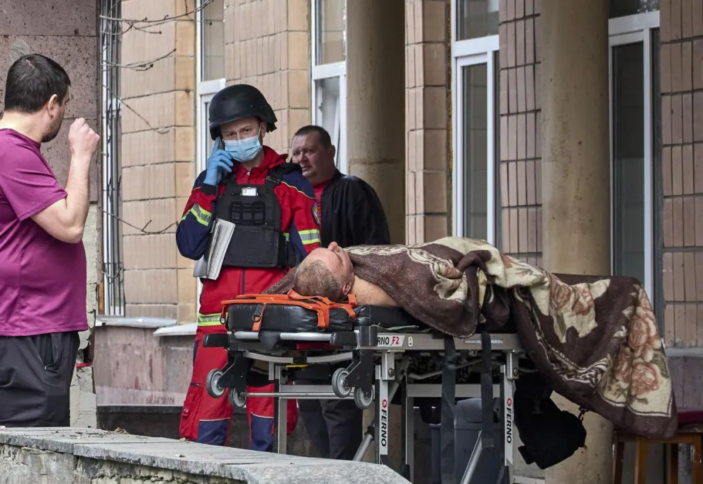 Trabajadores sanitarios ucranianos acompañan a un hombre herido tras un ataque ruso con dron en una zona residencial de Járkov, en el noreste de Ucrania. EFE