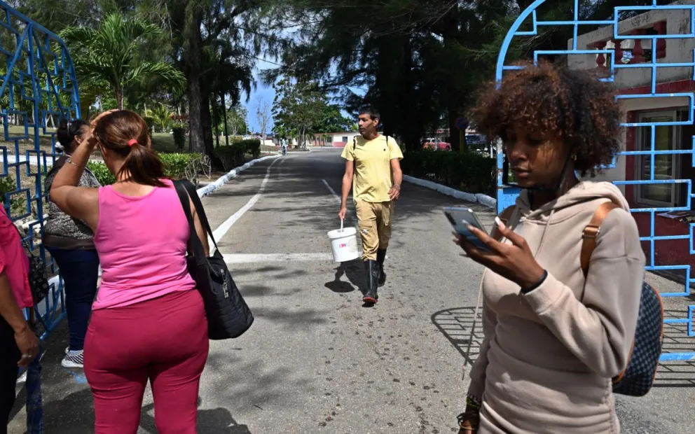 Un excarcelado camina afuera de la prisión de La Lima este viernes, en La Habana (Cuba). Foto: EFE