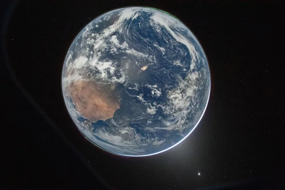 Fotografía tomada de la cuenta oficial en X de la @NASA que muestra una imagen de la Tierra tomada por la tripulación de Artemis II.
