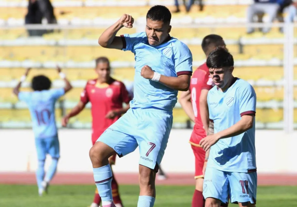 Jhon Velásquez festeja el cuarto gol de Bolívar. Foto: Agencia Marka registrada