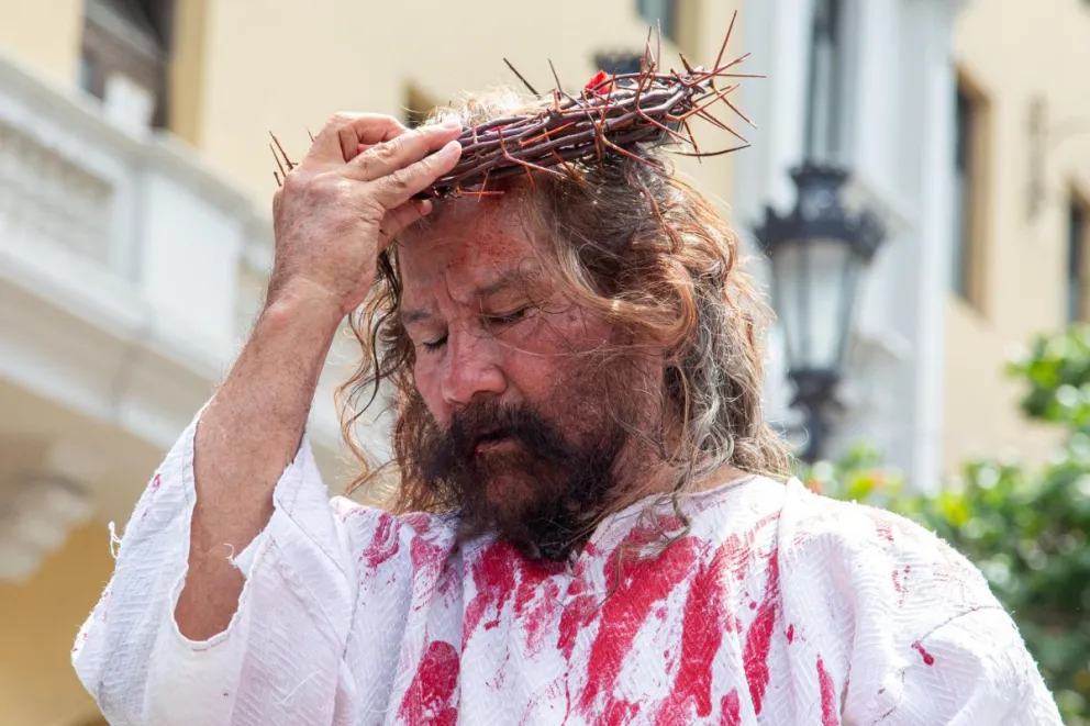Un hombre representa a Jesucristo durante la celebración del Viernes Santo, en Lima (Perú). EFE/ Renato Pajuelo