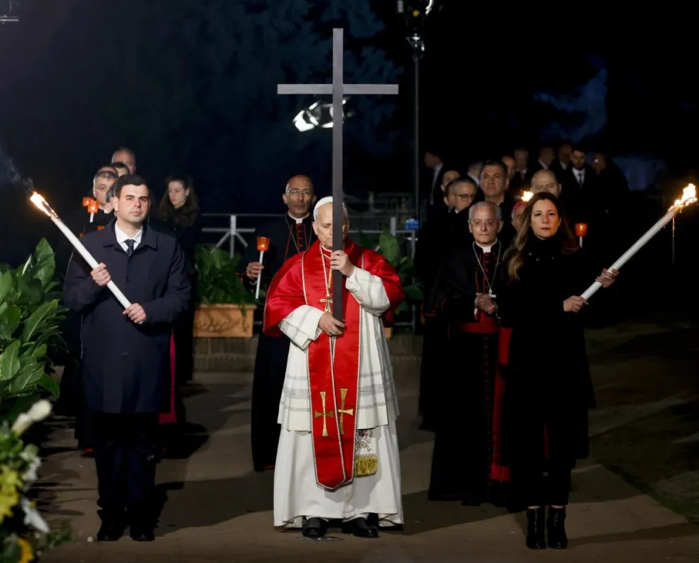 El papa León XIV (C) preside la 'Vía Crucis', la procesión con antorchas del 'Camino de la Cruz', el Viernes Santo en el Coliseo de Roma, Italia, el 3 de abril de 2026. EFE/EPA/Fabio Frustaci
