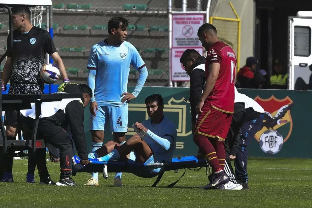 Xavier Arreaga, el central de Bolívar, es retirado del campo de juego en camilla. Foto: APG