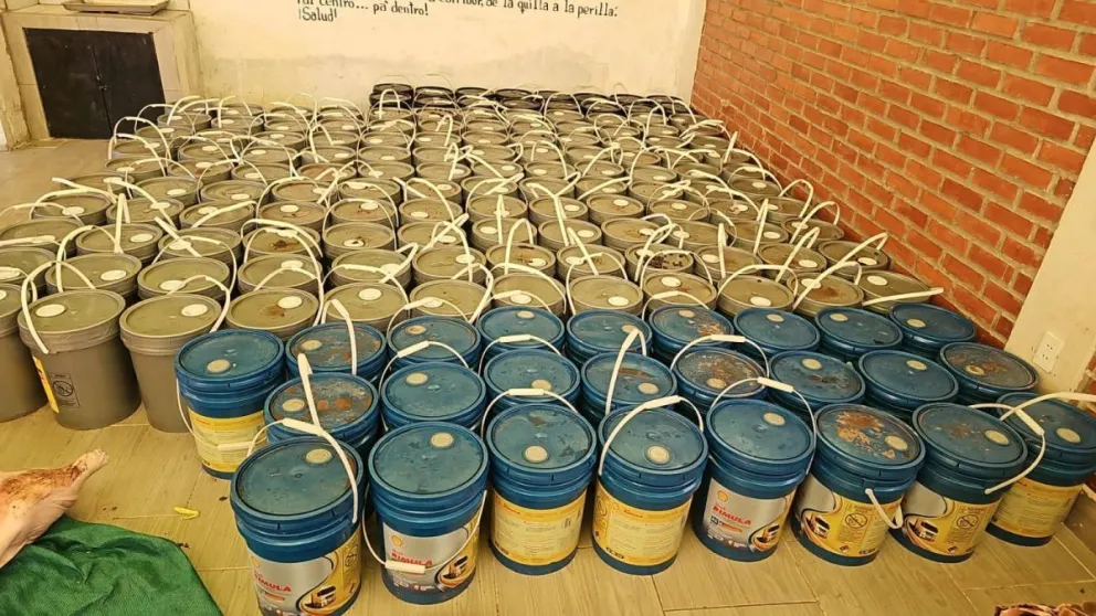En la primera embarcación se decomisaron 3.200 litros de aceite automotriz, equivalentes a 160 baldes. Foto: Ministerio de Defensa