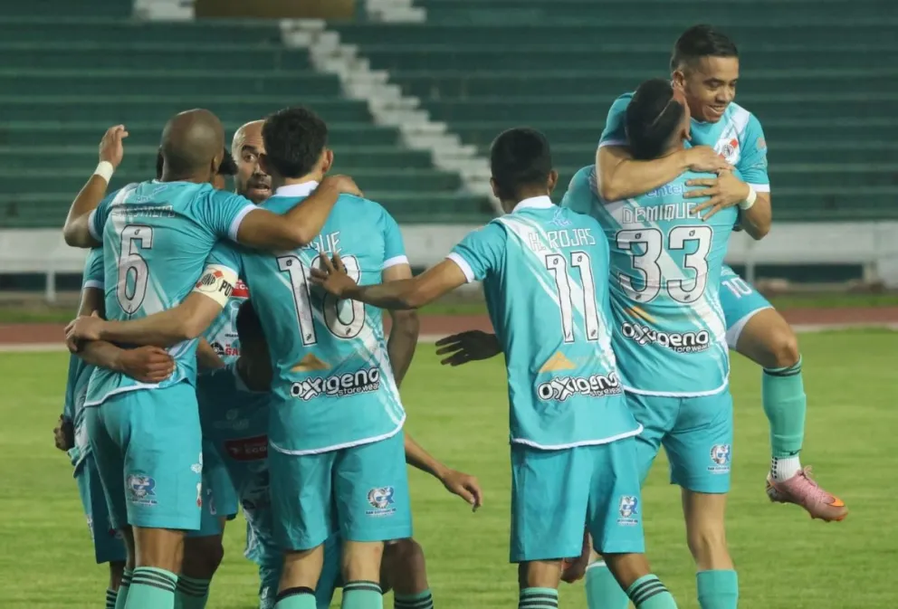 Jugadores de Nacional Potosí festejan su triunfo sobre Independiente. Foto: Agencia Marka Registrada