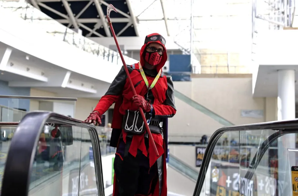 Un persona disfrazada de ninja asiste al Centro de Convenciones de Puerto Rico, en San Juan (Puerto Rico). Foto: EFE