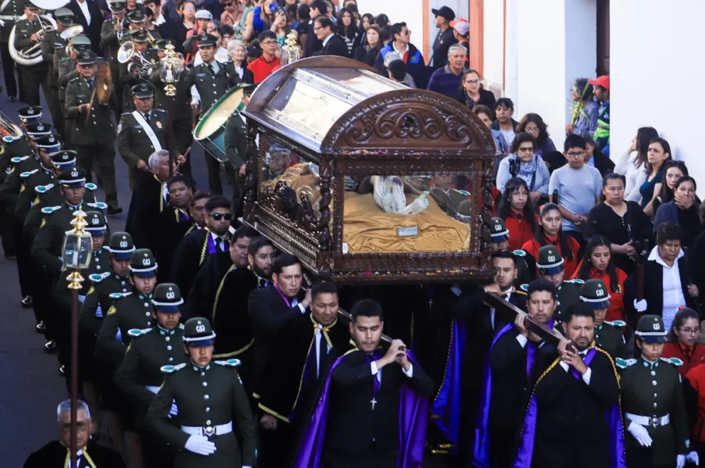 Personas cargan una estatua de Jesús durante una procesión de Semana Santa en Sucre (Bolivia). Foto: EFE