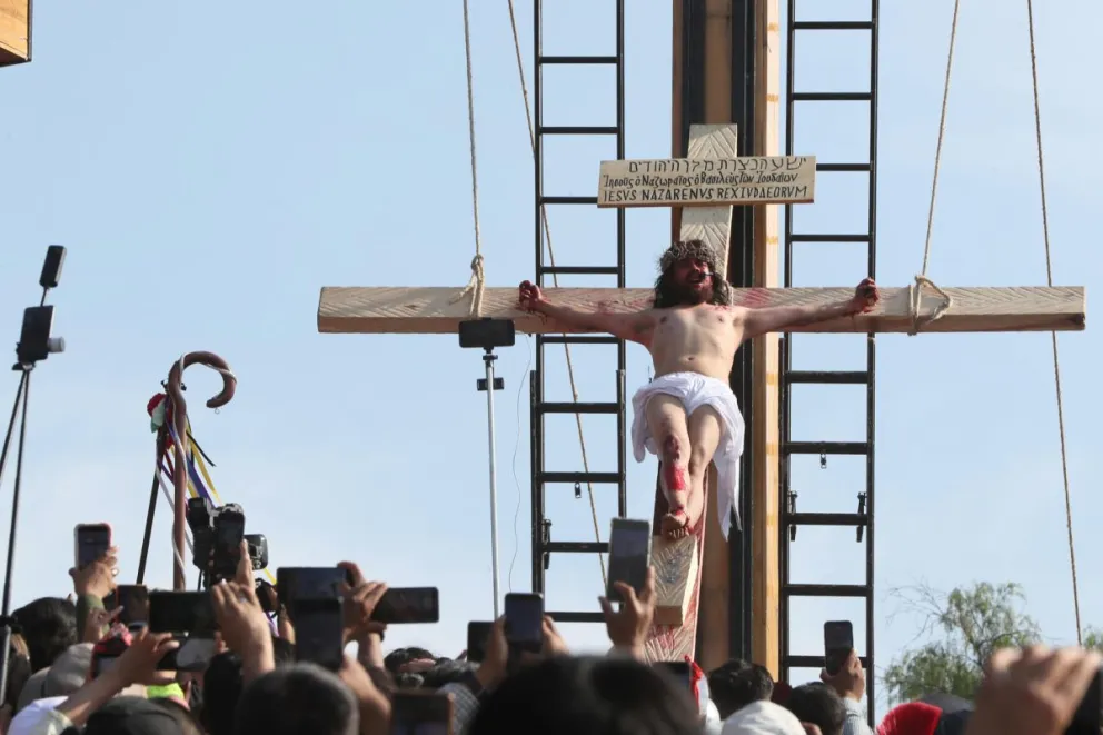 Un hombre que representa a Jesús escenifica la Pasión de Cristo durante la celebración del viacrucis de Viernes Santo en su 183º edición, la primera desde que la Unesco la declaró como Patrimonio Cultural Inmaterial de la Humanidad. Foto: EFE