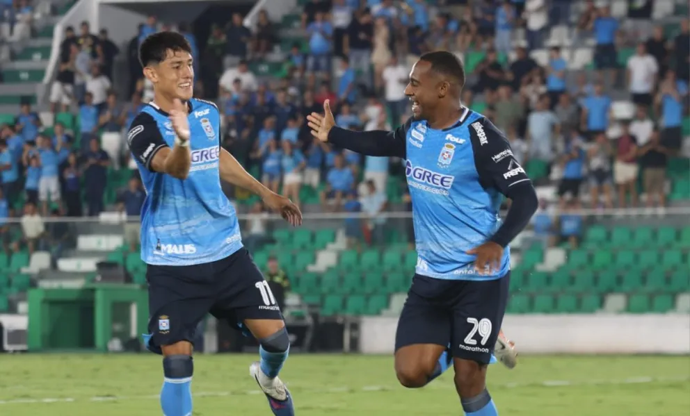 César Menacho (izq.) y Bayron Garcés celebran el segundo gol de Blooming. Foto: Agencia Marka registrada