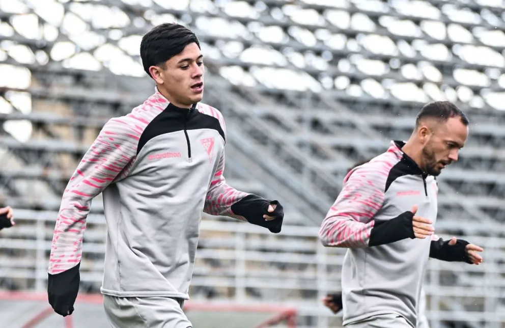 Máximo Mamani (izq.) y Juan Godoy en un entrenamiento en el CAR de Huarina. Foto: Club Always Ready
