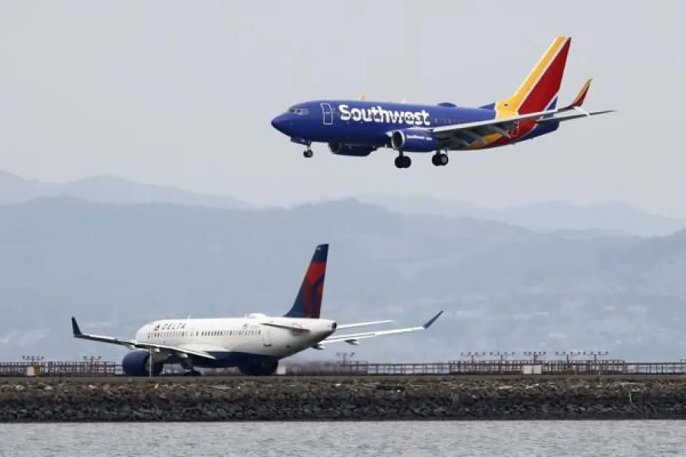 Fotografía de archivo de la aerolínea Southwest Airlines aterrizando cerca de un aparato de Delta Airlines en el aeropuerto internacional de San Francisco en Estados Unidos. Fuente:EFE