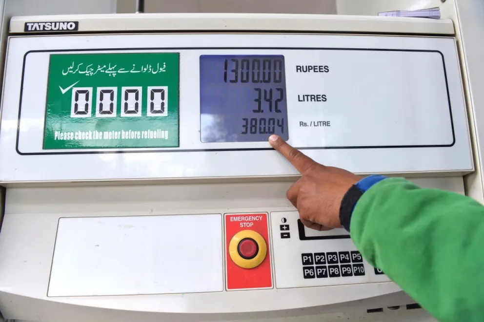 Un trabajador indica el preco de la gasolina en una estación de Peshawar, Pakistán, 4 April 2026.  Foto: EFE