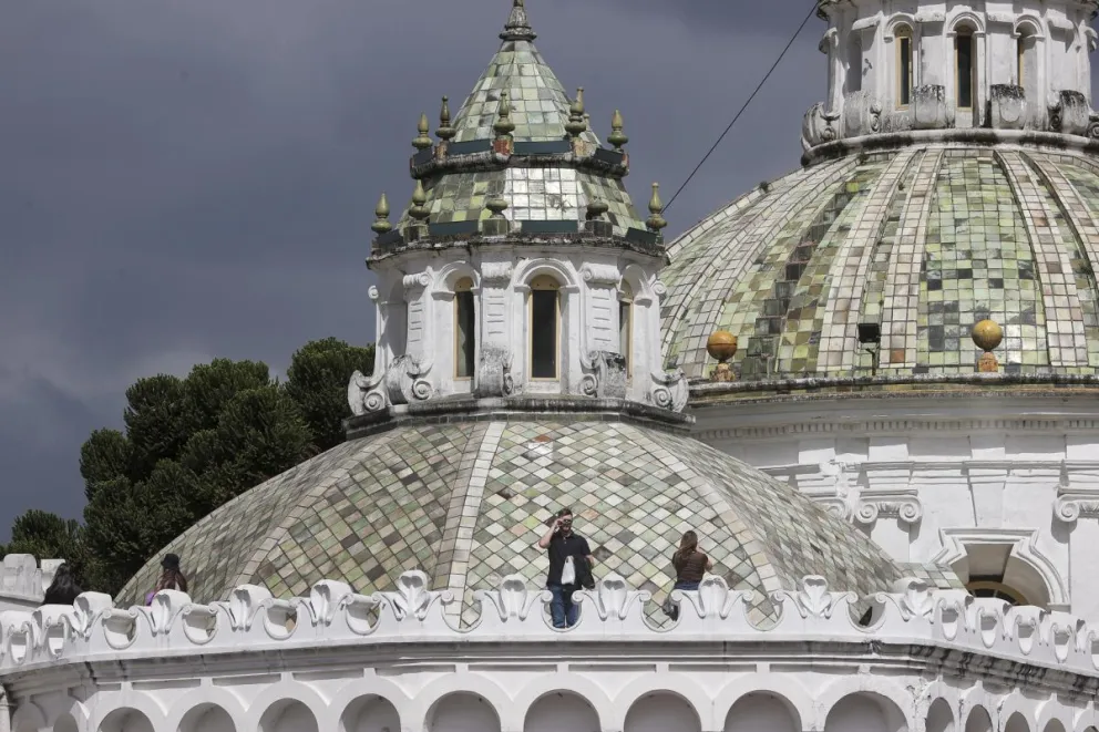Fotografía del 20 de marzo de 2026 que muestra personas recorriendo la cúpula de la iglesia de la Compañía en Quito (Ecuador). Foto: EFE