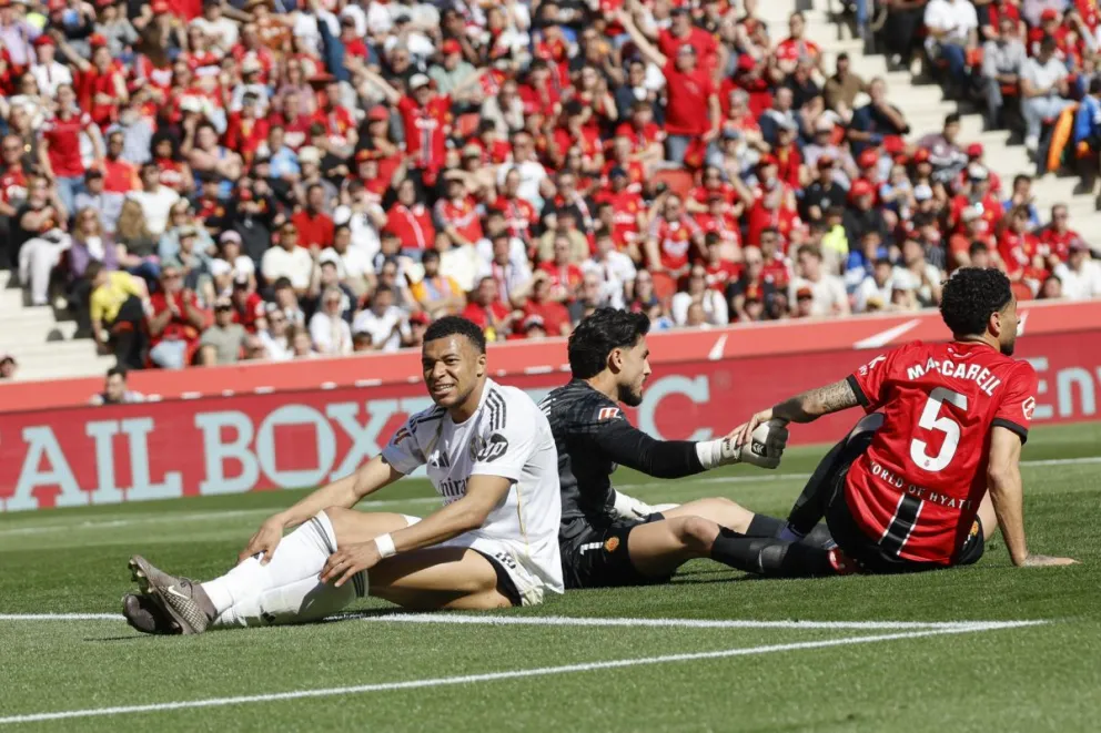 Mbappé (izq.), del Real Madrid, tras una jugada ante el Mallorca. Foto: EFE.