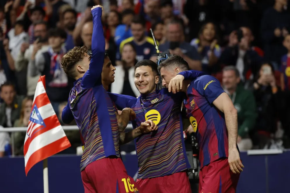Futbolistas del Barcelona celebran el gol de Lewandowski. Foto: EFE.