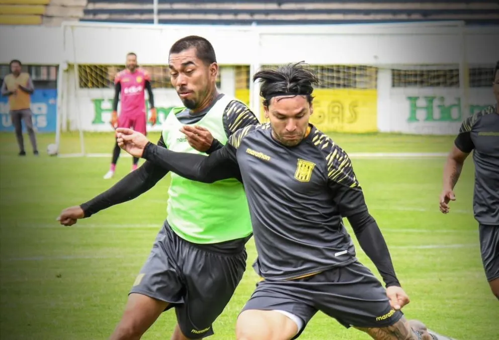 Jugadores del Tigre en pleno entrenamiento. Foto: Club The Strongest.
