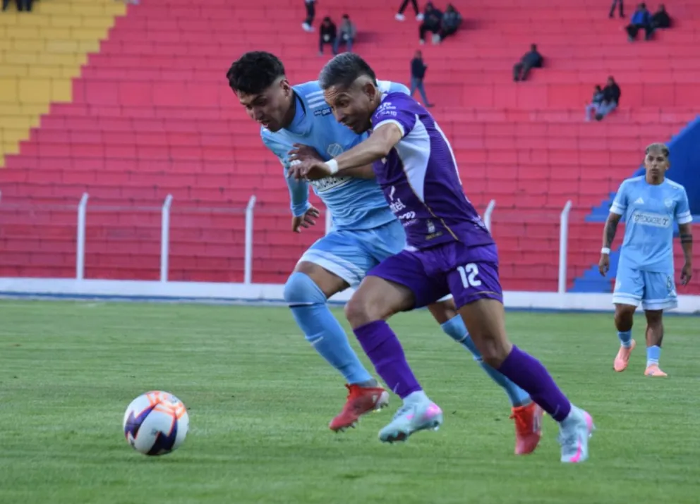 Incidencia entre Real Potosí (de lila) y Aurora. Foto: Agencia Marka Registrada.