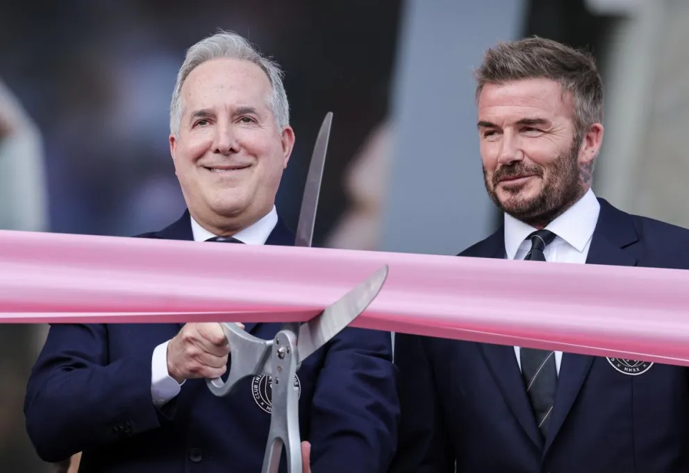 Jorge Mas (izq.) y el exfutbolista David Beckham, directivos del Inter Miami. Foto: EFE.