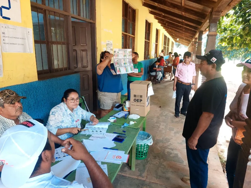 Jornada de votación en mesas de tres municipios cruceños. Foto: Unitel