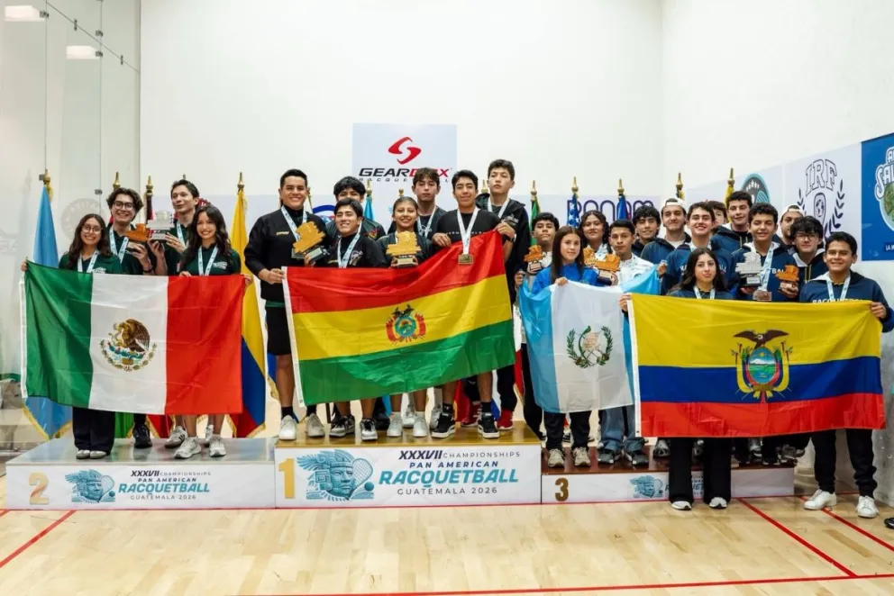 Bolivia en lo más alto del podio en una de las categorías juveniles. Foto: Confederación Panamericana de Ráquetbol.