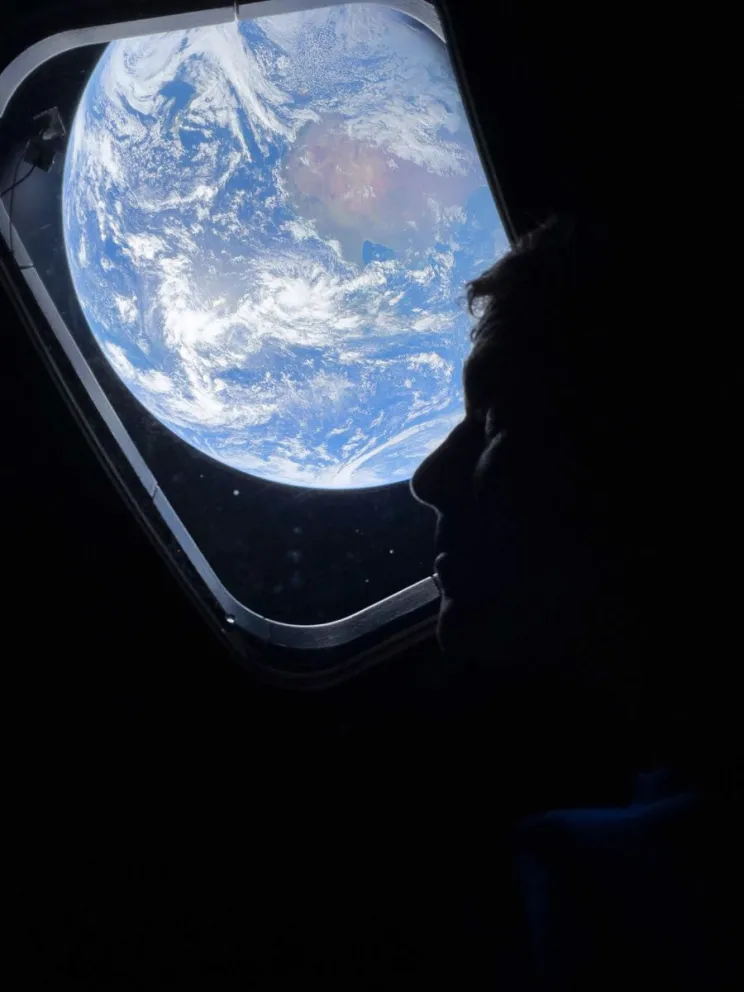 Fotografía tomada de la cuenta oficial en X del astronauta Reid Wiseman (@astro_reid) que muestra un imagen de Wiseman desde la capsula Orión. Foto: EFE