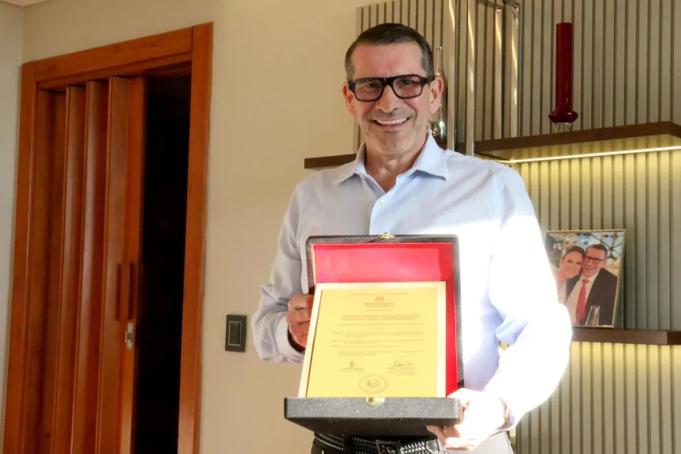 El médico patólogo paraguayo Gustavo Ayala posa en una entrevista con EFE el 21 de marzo de 2026, con una condecoración que recibió del Senado de Paraguay en Asunción (Paraguay). Foto: EFE