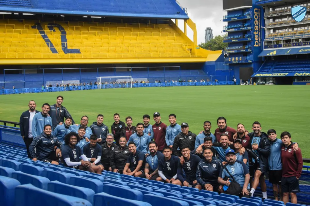 La delegación académica en el estadio La Bombonera. Foto: Club Bolívar.
