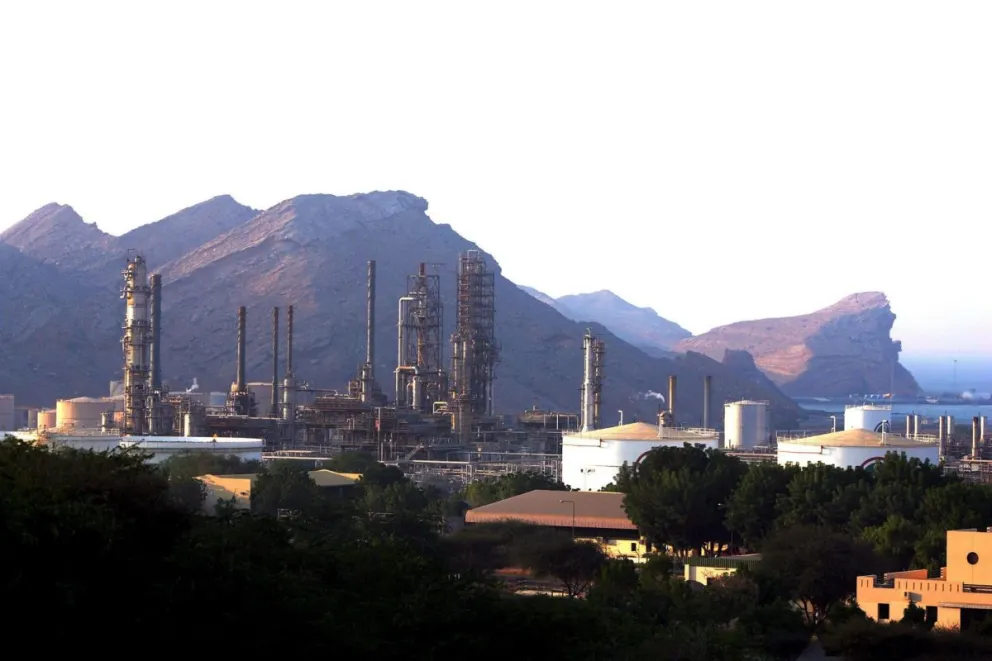 Imagen de archivo de una refinería de petróleo situada en la costa de Omán, junto a la capital omaní Muscat. Foto: EFE