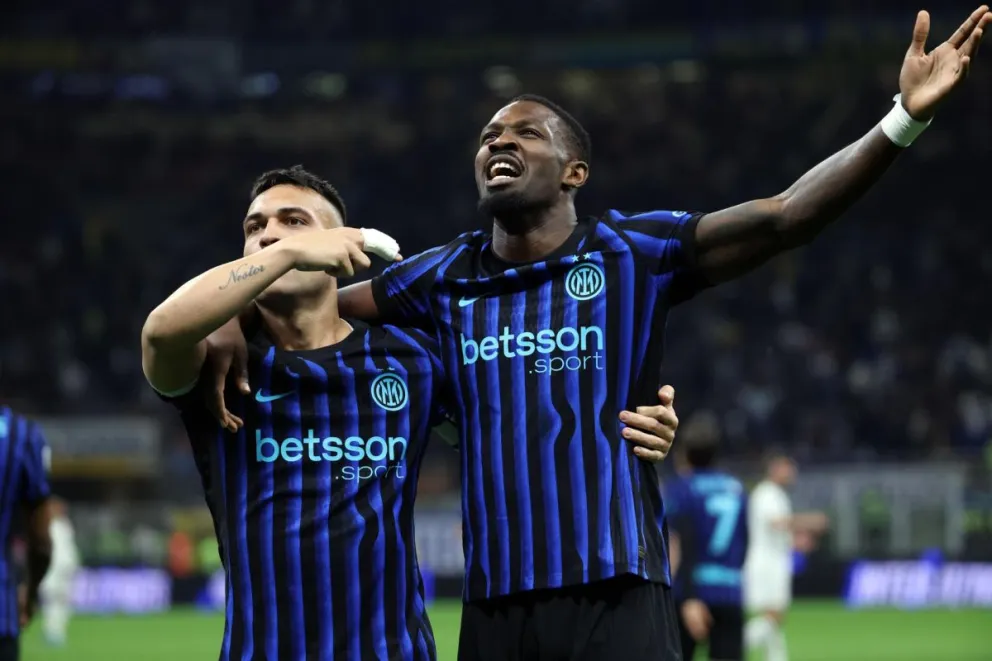 Los jugadores del Inter Milan Lautaro Martinez (I) y Marcus Thuram celebran el triunfo. Foto: EFE