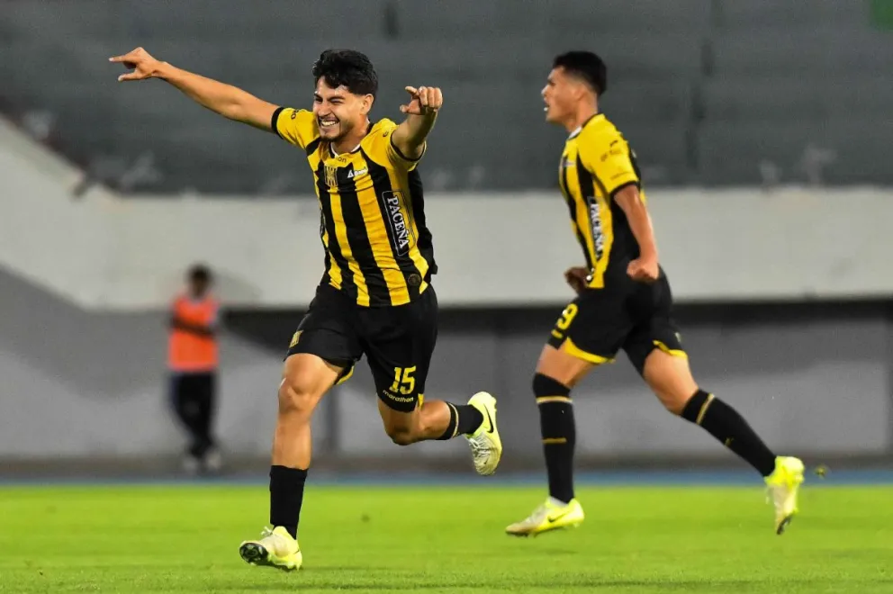 Santiago Arce celebra el gol del triunfo para el cuadro de The Strongest. Foto: APG