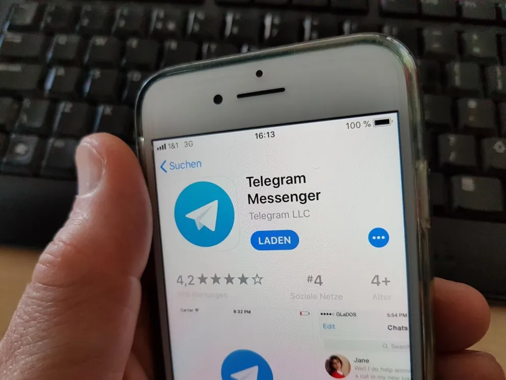 La aplicación Telegram Messenger en un teléfono. Foto: EFE