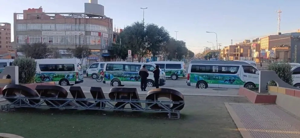 Bloqueo con minibuses en la ciudad de Oruro. Foto: RRSS