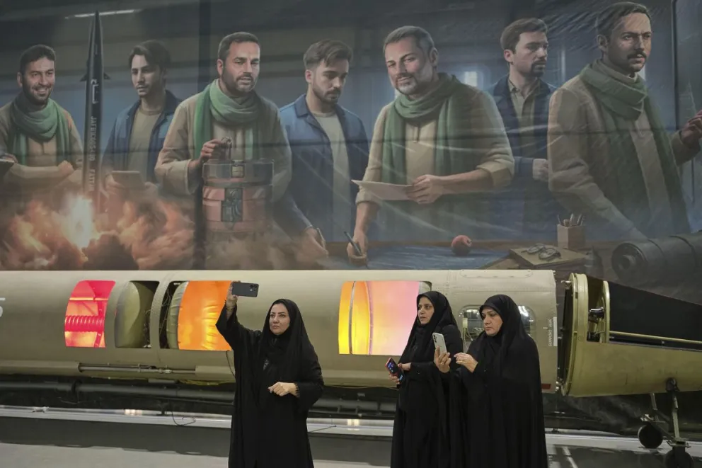 Mujeres con chador delante de un cartel de la Guardia Revolucionaria iraní. Foto: EFE